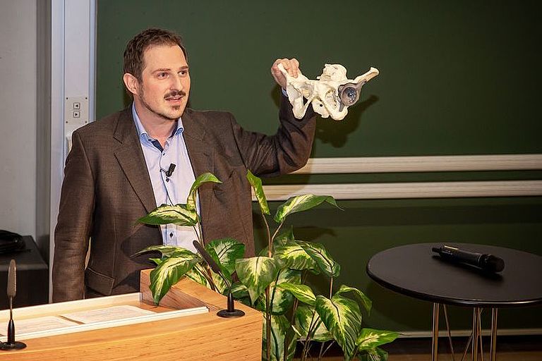 Prof. Dr. Stefan Sesselmann präsentiert ein Hüftimplantat aus dem 3D-Drucker