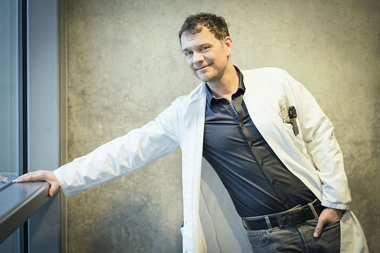Prof. Dr. med. Volker Busch lehnt an einer Fensterbank